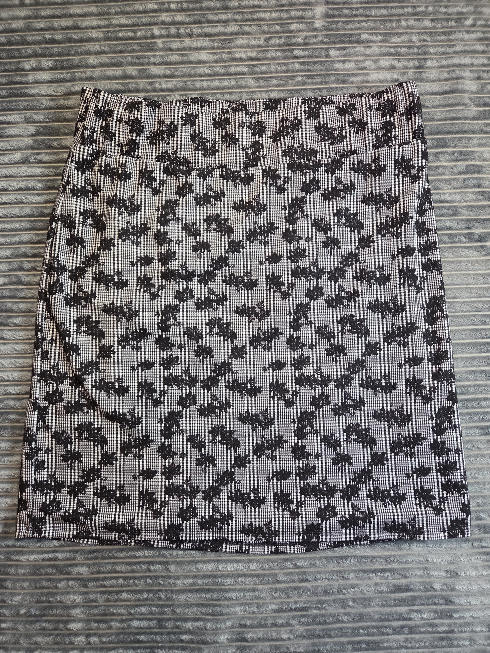 41 Hawthorn Black and White Floral-Check Pencil Skirt
